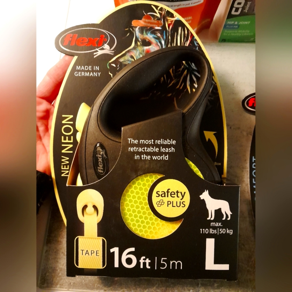 16 ft Neon Flexi dog leash for medium size dogs